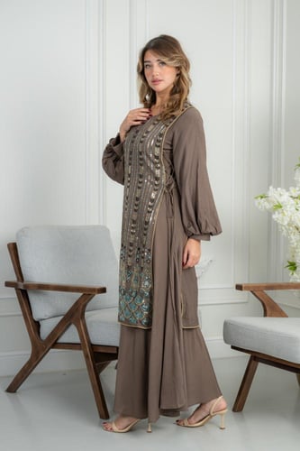 جلابية أنيقة بتطريز تراثي وقصة واسعة