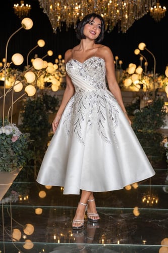 فستان سهرة أبيض قصير بتطريز فضي لامع وتصميم عصري ف...