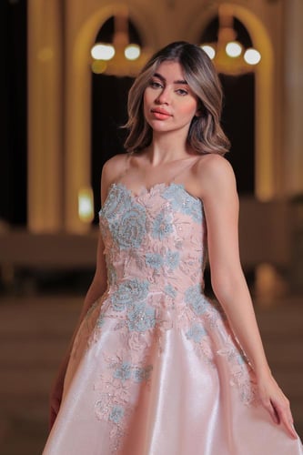 فستان سهرة وردي بتطريز أزرق بتصميم ناعم راقٍ