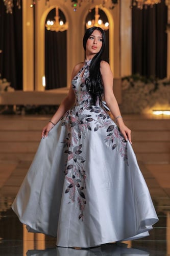 فستان لافندر مطرز بتصميم ملكي راقٍ