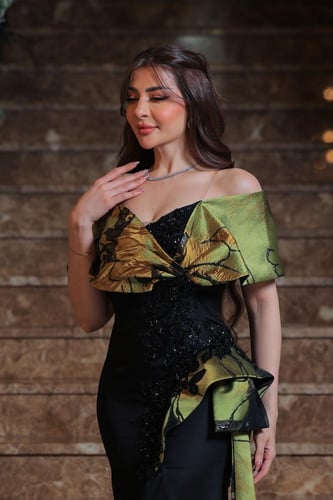 أسود حريري بوشاح ذهبي فاخر