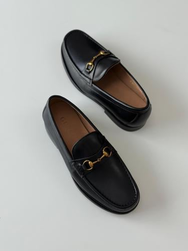 لوفرز قوتشي هورسبت رجالي جلد اسود ناعم معدن ذهبي