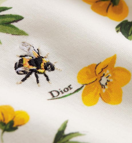 كنزة ديور باتر كاب بأكمام قصيرة لون أبيض بنقشة زهو...