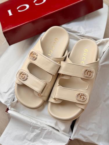 صندل مفتوح قوتشي نسائي جلد فاخر بيج شعار ذهبي