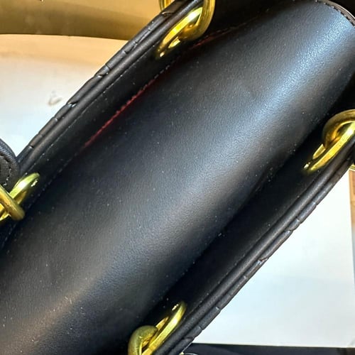 حقيبة يد ليدي ديور بمقابض علوية لون أسود معدن ذهبي