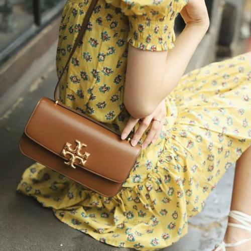 حقيبة توري بريتش نسائية قلاب لون عسلي معدن ذهبي