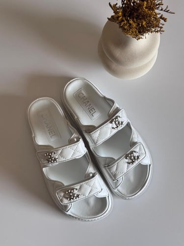 صندل فلات شانيل مفتوح نسائي جلد بلون أبيض أنيق