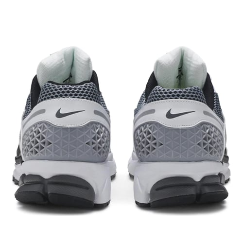 سنيكر رياضة نايك فوميرو5 بلاك وايت للجنسين