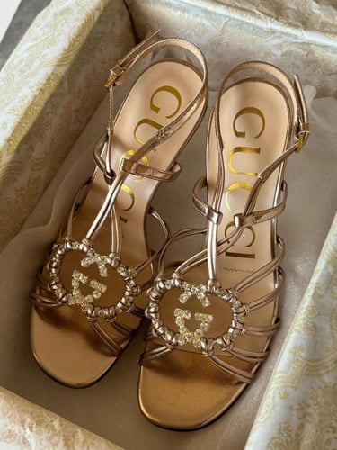 صندل كعب عالي مريح للنساء من جوتشي بحزام خلفي ذهبي