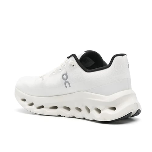 اون كلاود تيلت حذاء الجري باللون الأبيض بلمسة أسود