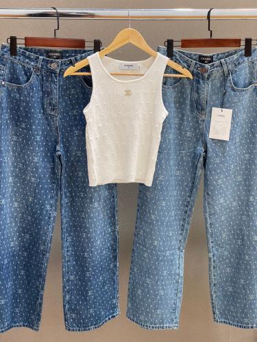 توب نسائي شانيل بلون أبيض مع بنطال بشعار الماركة