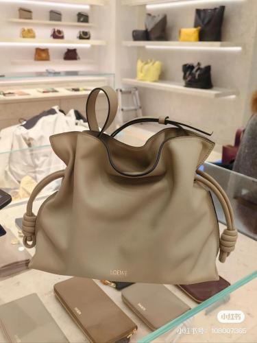 شنطة جلد لويفي فلامنغو 29سم بلون بيج