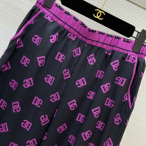 سيت نسائي دولتشي اند غابانا قميص وبنطال طبعة لوجو...