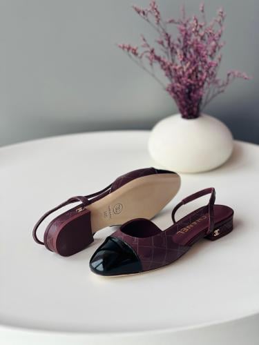 حذاء بحزام خلفي للنساء شانيل جلد بلون برغندي واسود