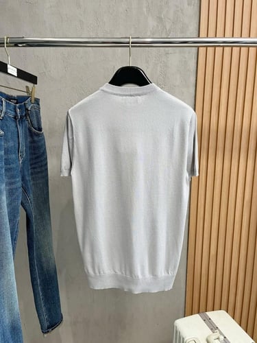 تي شيرت ارميز2025 رجالي مزخرف بنقشة حصان لون أبيض