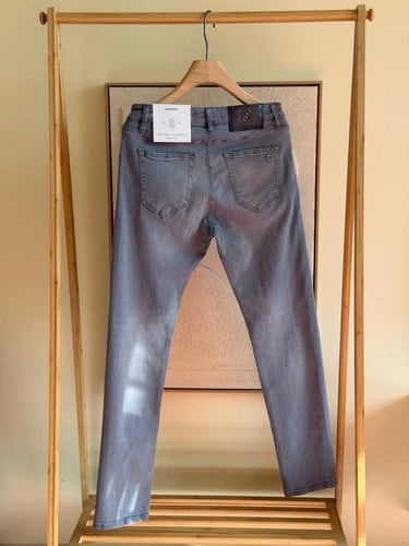 بنطال جينز رجالي دولتشي اند جابانا بلون رمادي باهت