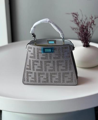 شنطة فيندي بيكابوو 20سم لون فضي نقشة FF مزينة بستر...
