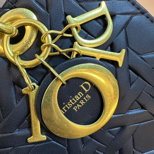 حقيبة يد ليدي ديور بمقابض علوية لون أسود معدن ذهبي