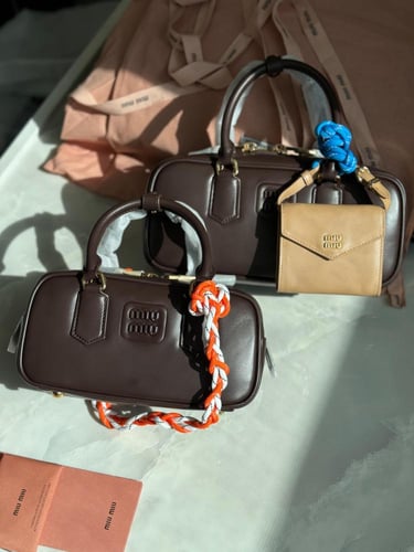 شنطة جلد ميوميو اركادي لون بني داكن بمقابض علوية