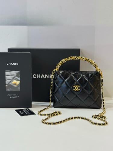 شنطة صغيره مع سلسلة شانيل 18سم بلون اسود وذهبي