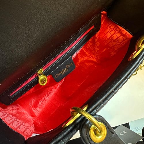 حقيبة يد ليدي ديور بمقابض علوية لون أسود معدن ذهبي