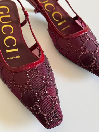 صندل قوتشي كعب متوسط مزخرف بشعار جوتشي لون أحمر