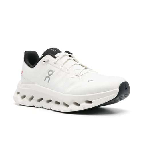 اون كلاود تيلت حذاء الجري باللون الأبيض بلمسة أسود