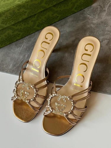 صندل كعب عالي بدون حزام من جوتشي تصمي أنيق لون ذهب...