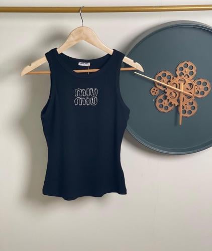 قميص ميوميو بلا أكمام نسائي رياضي لون أسود مع تطري...