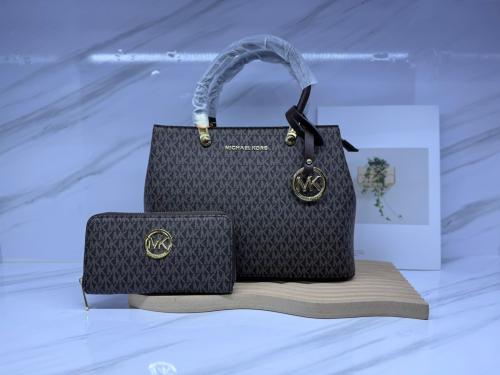 شنطة كتف مايكل كورس مع محفظة طبعة لوجو اسود