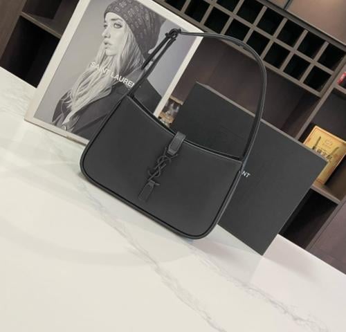 حقيبة سوداء سان لوران لو5 ايه7 بحامل قابل للتعديل...