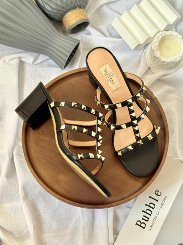 شبشب فالنتينو روكستاد بكعب عريض بلون أسود