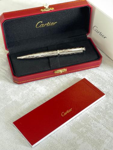 قلم فاخر حبر كارتييه جاف بلون فضي بنقشة مميزة