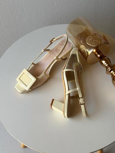 صندل نسائي سلاين باك روجر فيفر بكعب منخفض أبيض