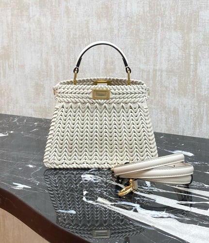 شنطة بيضاء فيندي بيكابو I see u جلد مجدول 21سم