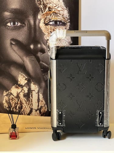 حقيبة سفر فاخرة من لويس فيتون لون أسود مونوغرام