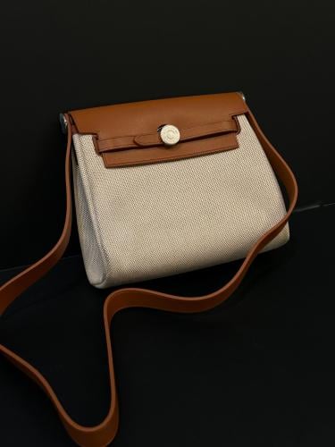 حقيبة قماش مع جلد هيرمس هيرباق 20سم لون بيج وكرامي...