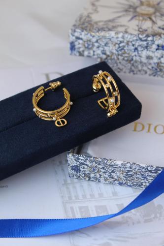 أقراط ديور باك ستيج لون ذهبي بشعار الماركة