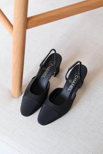 صندل أسود شانيل بكعب وسط حزام مطاط مغلق من الأمام