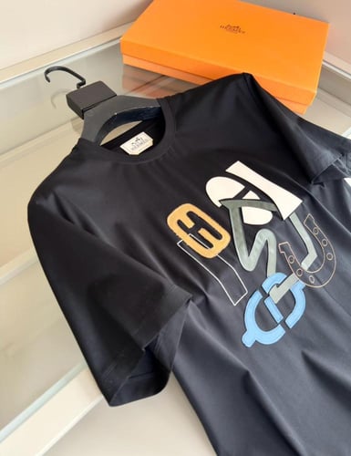 تي شيرت ارمز ياقة مستديرة لون أسود برسوم كرتون