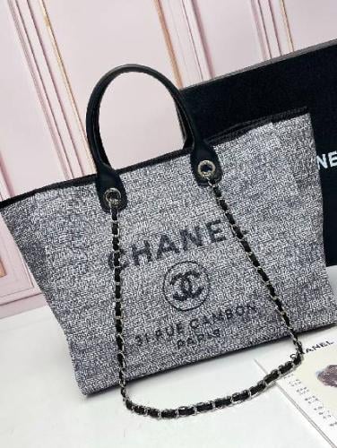 توت باغ شانيل نسائية لون رمادي أنيقة بسلسلة سوداء