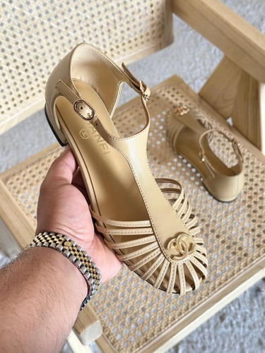 صندل بتصميم روماني شانيل لون بيج بشعار الماركة