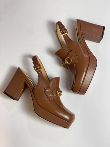 صندل جلد كعب عريض من جوتشي لون بني عالي الجودة