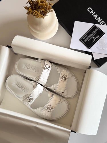 صندل فلات شانيل مفتوح نسائي جلد بلون أبيض أنيق