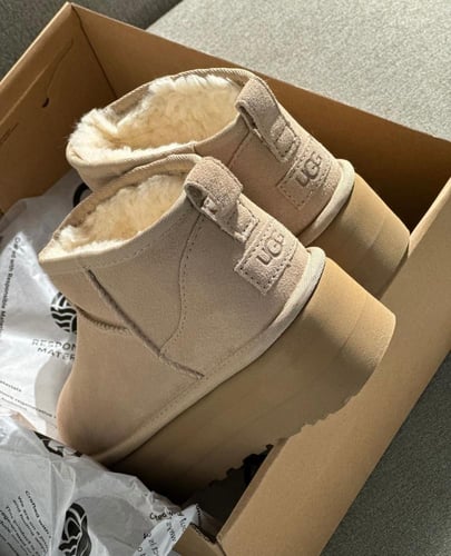 حذاء نسائي شتوي اوج ugg جزمة قصيرة دافئة بلون بيج