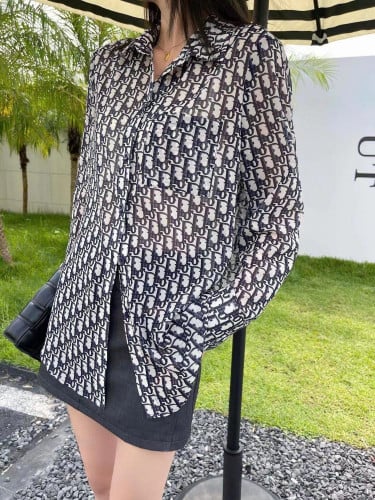 قميص ديور نسائي ابيض بنقشة العلامة سوداء