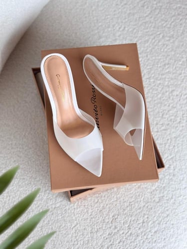 هيلز جيانفيتو روسي بدون حزام بلون ابيض