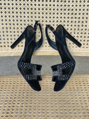 هيلز ايرميز ايلا صندل بحزام خلفي لون اسود مزين بست...