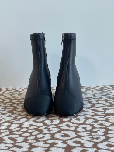 حذاء شانيل جزمة قصيرة الساق نمط سحاب لون أسود سادة