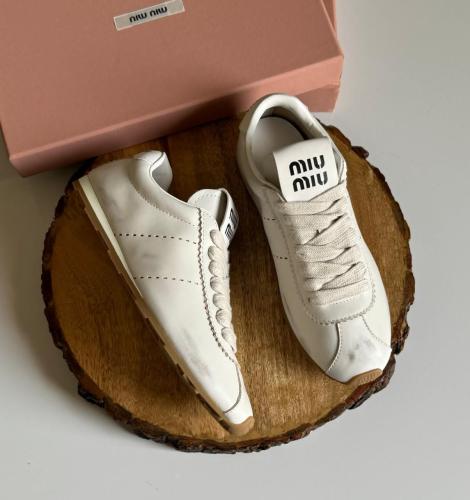 سنيكر ميو ميو نسائي فلات مريح لون أبيض